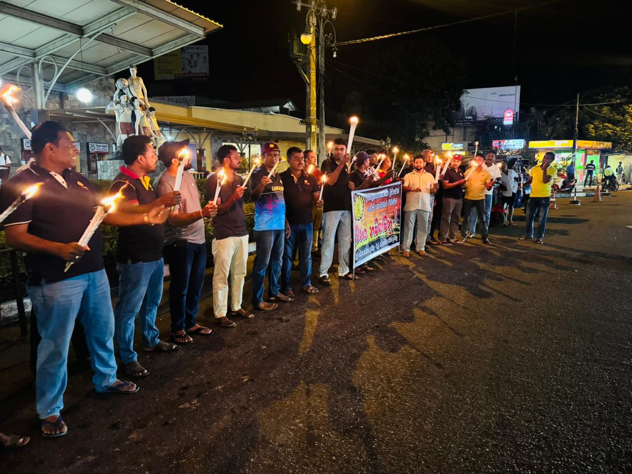 විදුලිය බල සේවකයෝ විදුලිය මණ්ඩලය වෙනුවෙන් පන්දම් රැගෙන පාරට බසිති!